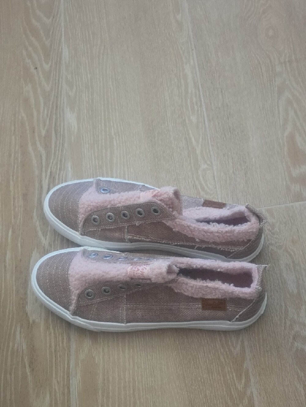 Blowfish Kids Dusty Pink Sherpa Slip-On Sneakers with Blue Sole - Picture 4 of 5
